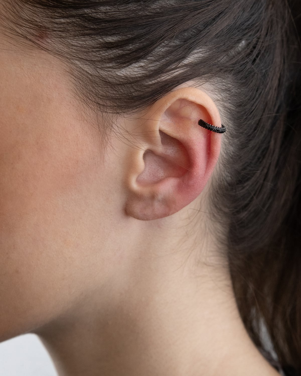 BLACK HANGER EARCUFF